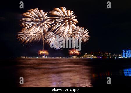 Schönes Feuerwerk`s Tamsui Fisherman's Wharf, im Norden Taiwans, New Taipei City, Taiwan Stockfoto